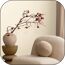 Beiger Sessel mit Kissen, Vase mit roten Beeren
