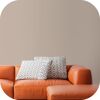 Orangefarbenes Ledersofa mit gemusterten Kissen