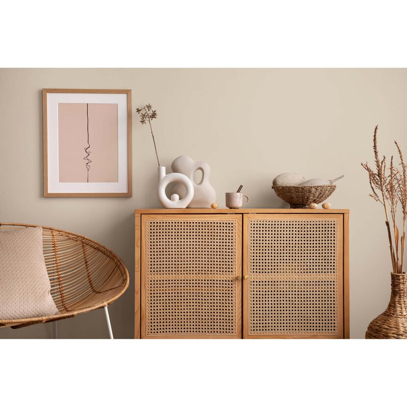 Stilvoll eingerichtetes Wohnzimmer in Beige und Naturtönen