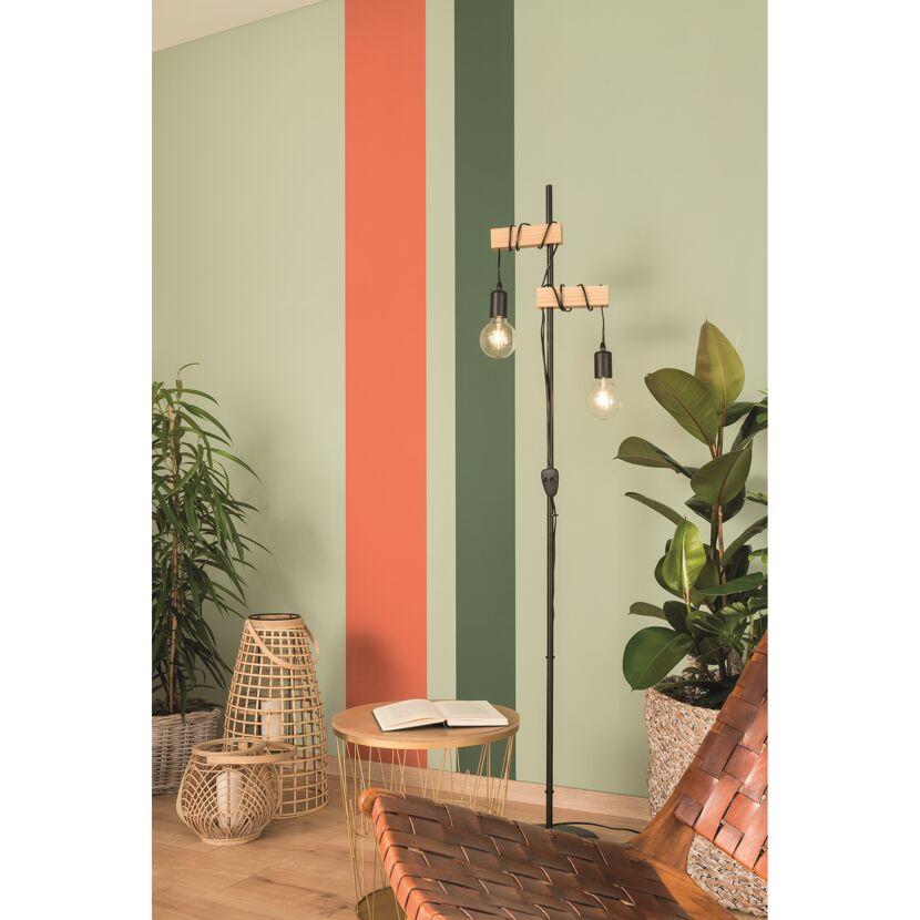 Stehlampe mit zwei Glühbirnen im modernen Wohnzimmer