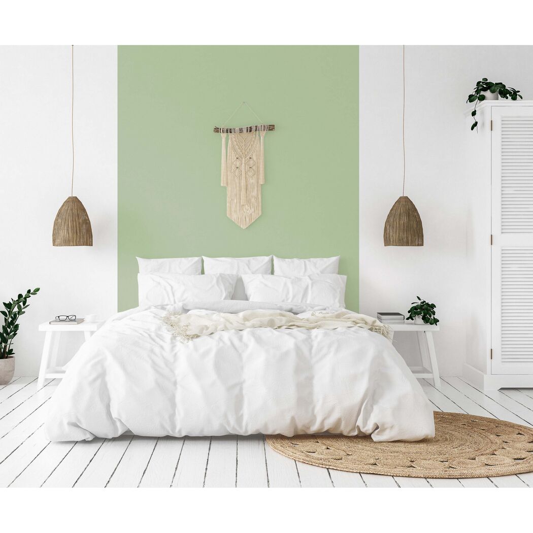 Schlafzimmer mit geknüpfter Wanddekoration und mintgrüner Wand