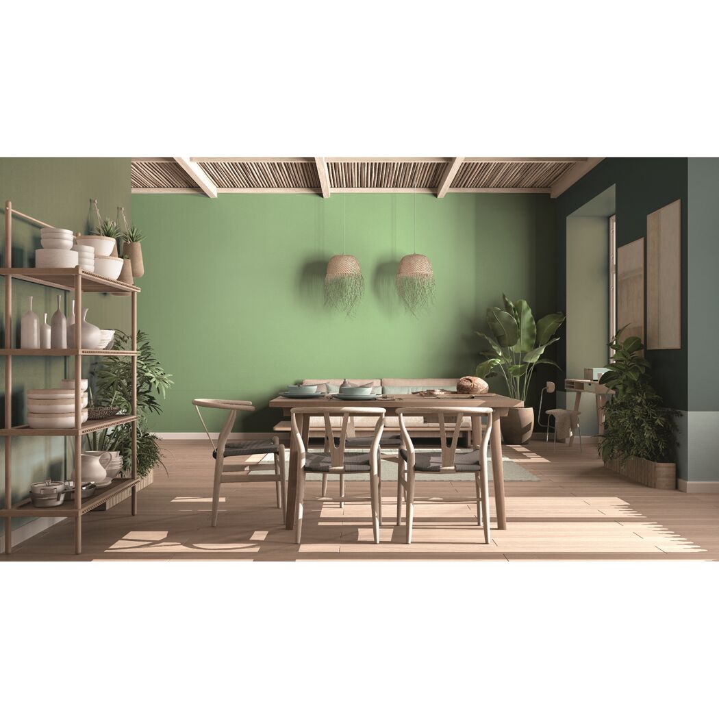 Esszimmer mit mintgrüner Wand und Holzmöbeln