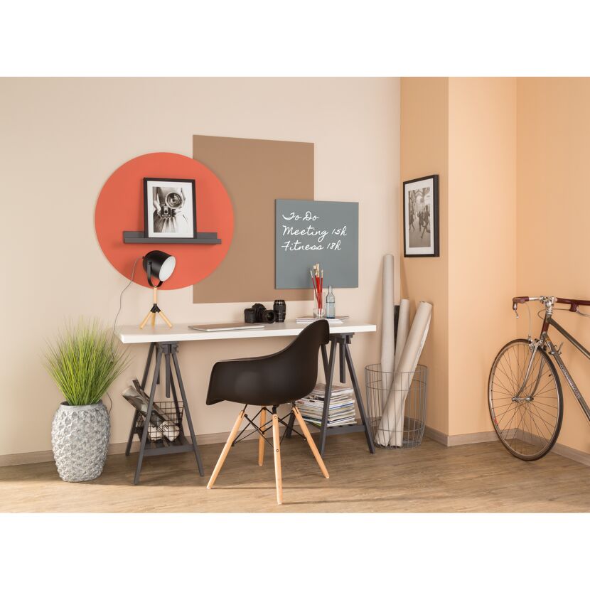 Modern eingerichtetes Arbeitszimmer mit Home Office Bereich