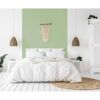Schlafzimmer mit geknüpfter Wanddeko und mintgrüner Wand
