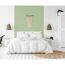 Schlafzimmer mit geknüpfter Wanddeko und mintgrüner Wand