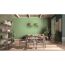 Esszimmer mit mintgrüner Wand und Holzmöbeln