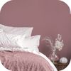 Gemütliches Schlafzimmer in Altrosa mit weißen Kissen