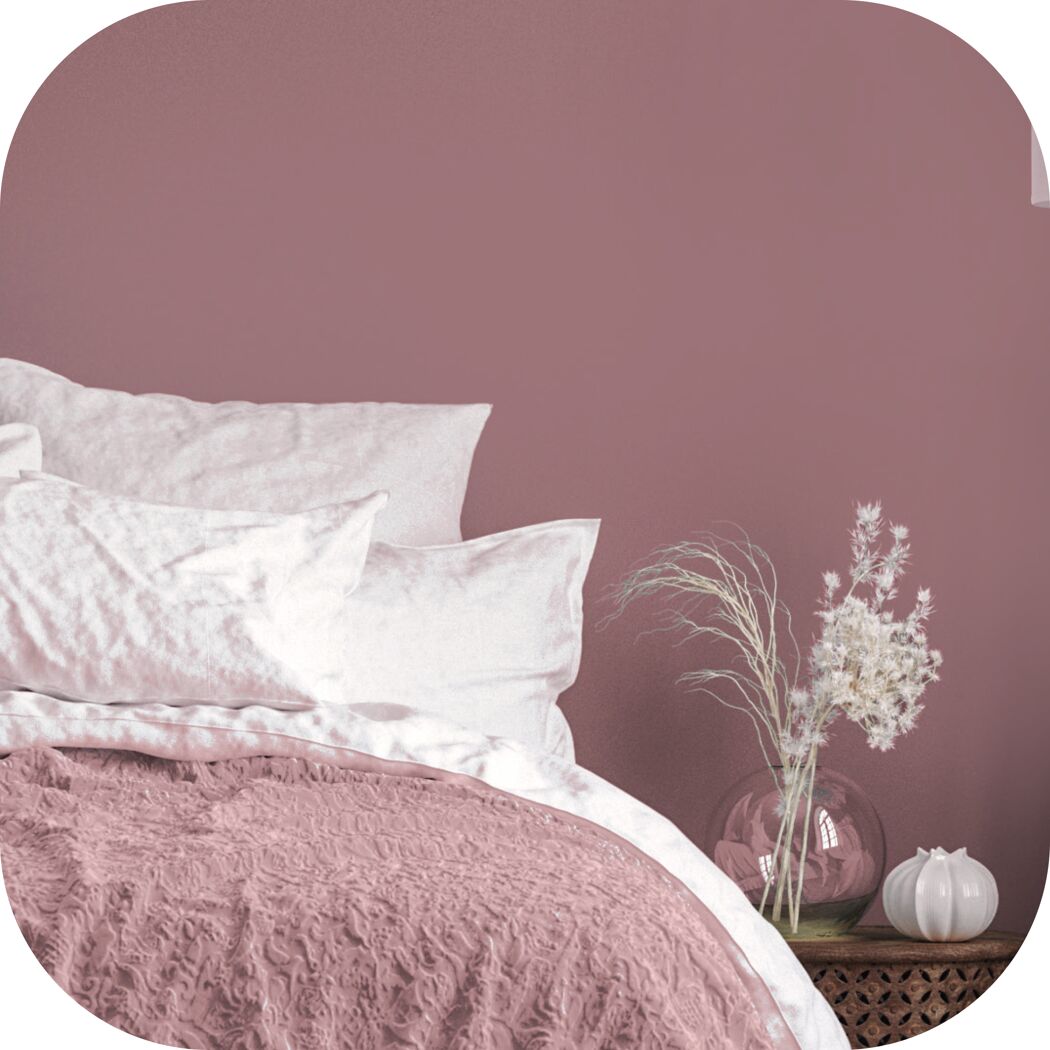 Gemütliches Schlafzimmer in Altrosa mit weißen Kissen