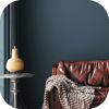 Ledersofa mit Decke und Beistelltisch