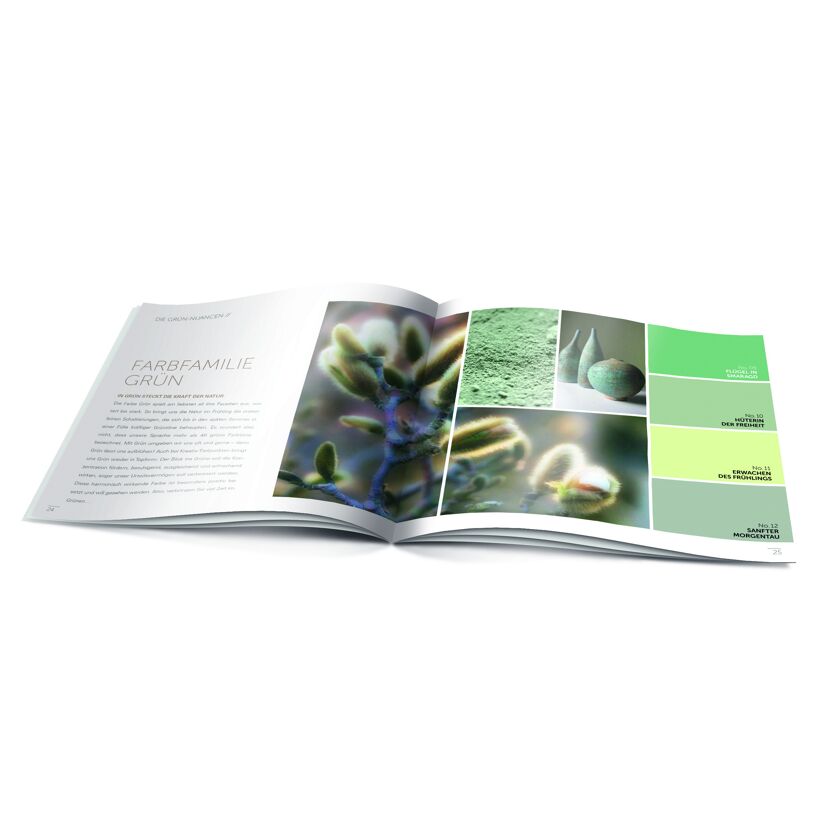 Aufgeschlagenes Buch mit Bildern von Pflanzen und Grüntönen.