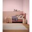 Bett mit rosa Samt-Kopfteil und rosa Wand