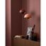 Zwei Hängelampen über Sideboard mit Deko