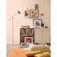 Wohnzimmer mit Schallplatten und Kunstdrucken an der Wand