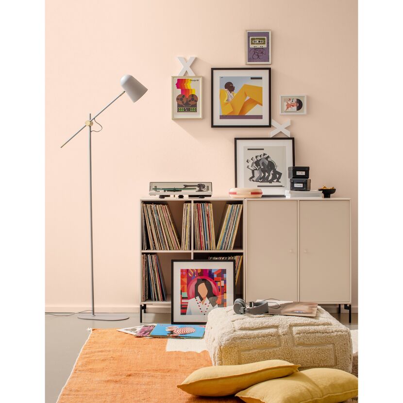 Wohnzimmer mit Schallplatten und Kunstdrucken an der Wand