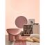 Wohnzimmer mit pastellorangefarbener Wand