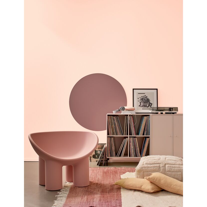 Wohnzimmer mit pastellorangefarbener Wand