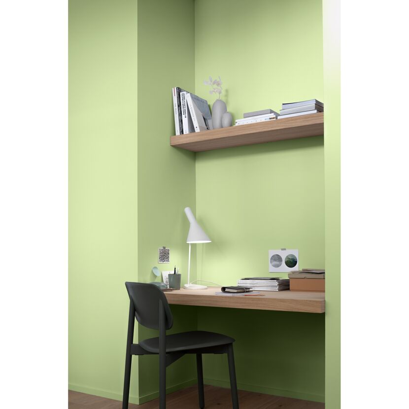 Arbeitsbereich mit Wandfarbe in Frühlingsgrün