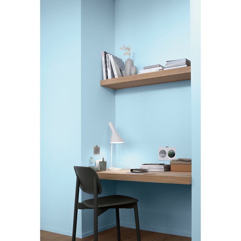 Arbeitsbereich mit hellblauer Wand