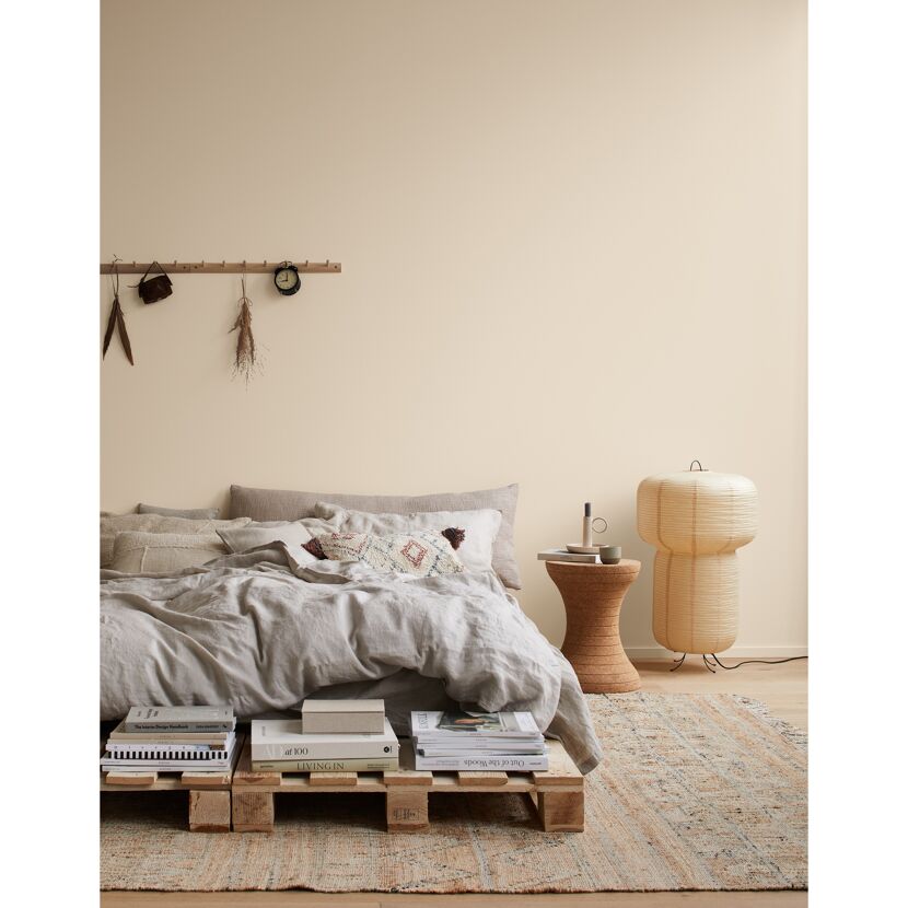 Schlafzimmer mit beigem Anstrich und Holzmöbeln
