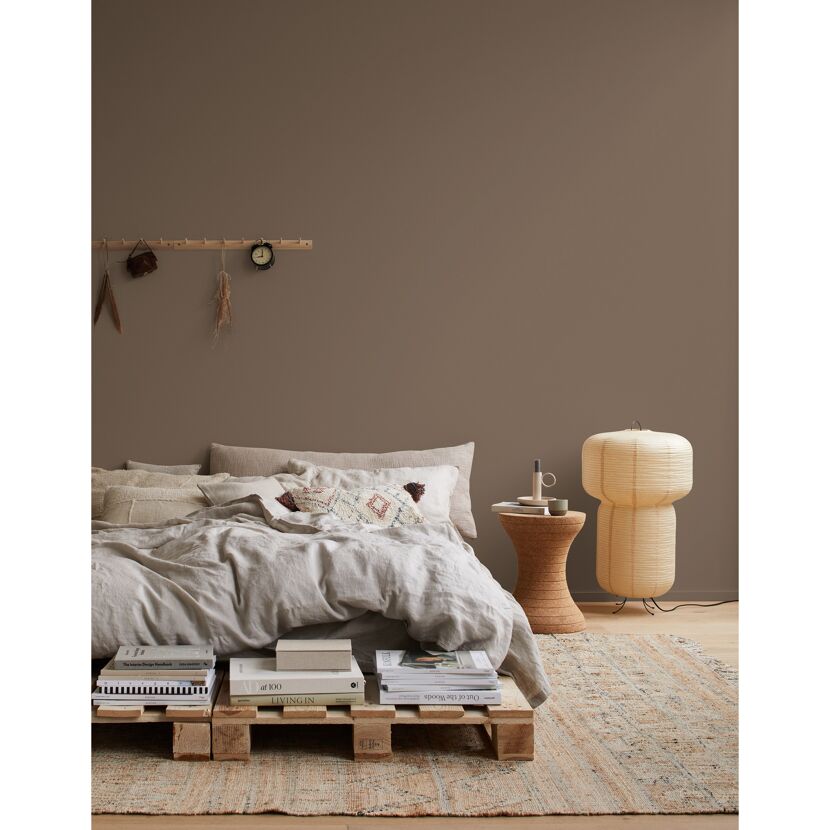 Schlafzimmer mit brauner Wandfarbe