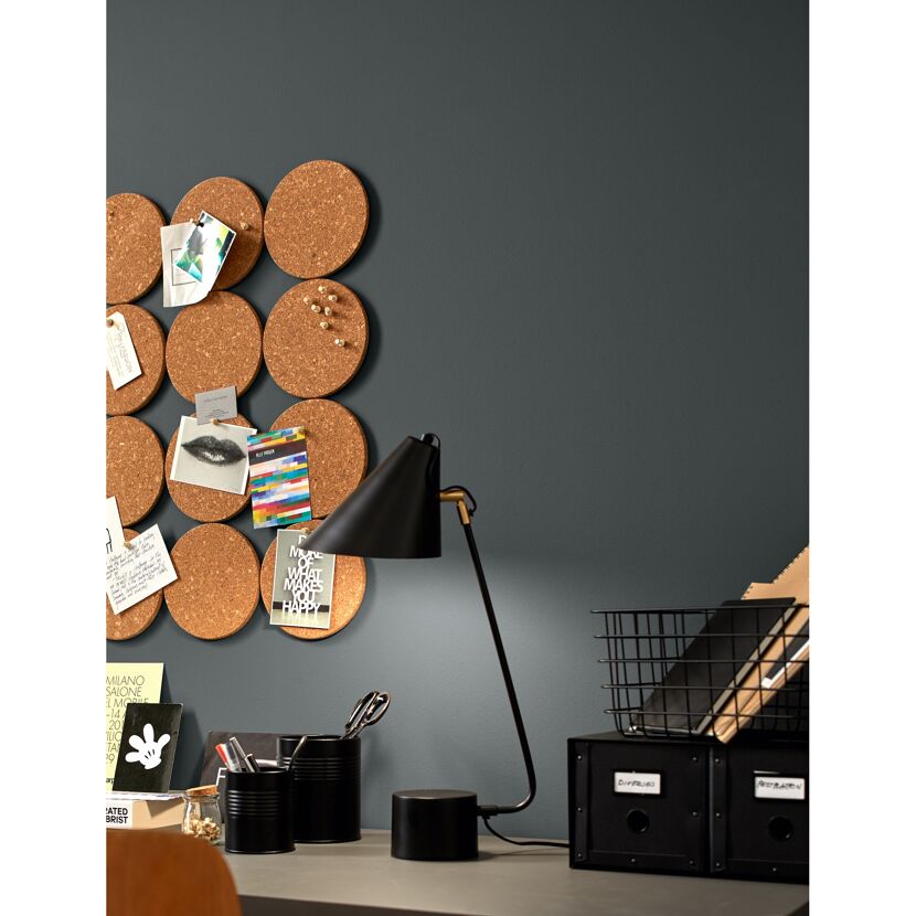 Homeoffice mit anthrazitfarbener Wand