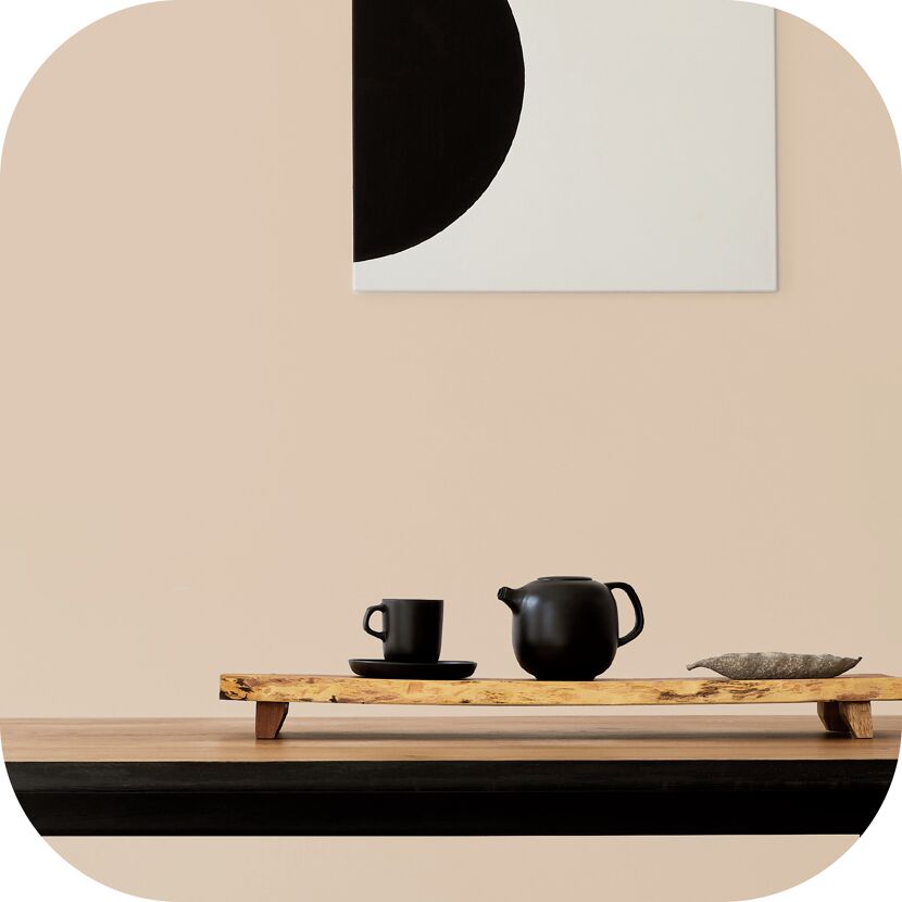 Teekanne und Tasse auf einem Holztablett