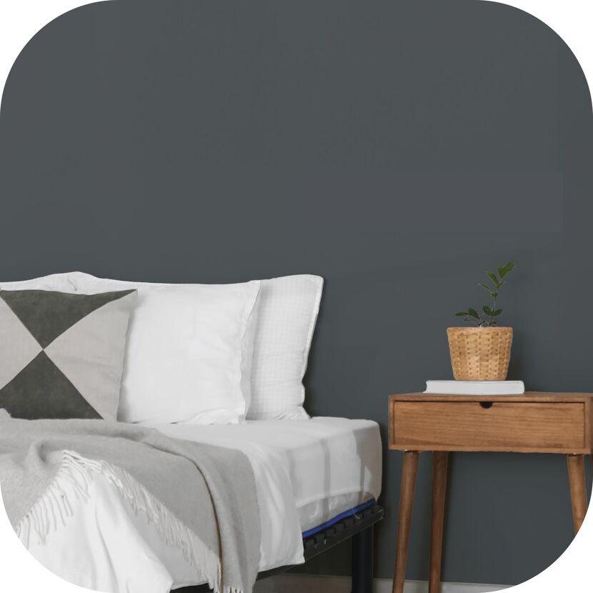 Bett mit grauem Kopfteil und Nachttisch