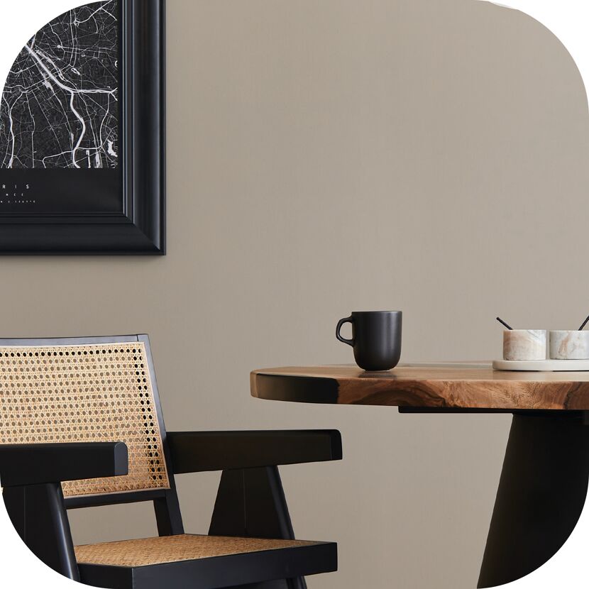 Tisch und Stuhl vor Wand mit Stadtplan