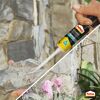 Person klebt Stein mit Pattex Kraft Mix