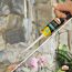 Person klebt Stein mit Pattex Kraft Mix
