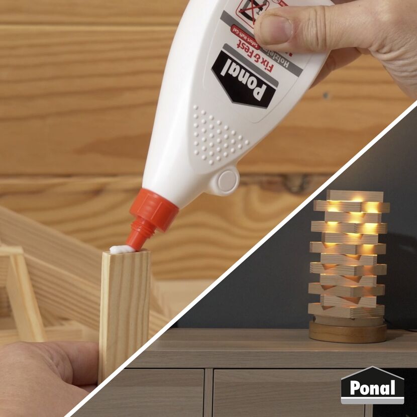 Person baut eine Lampe mit Holzleim.