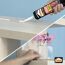 Person klebt mit Pattex Montagekleber ein Regal an die Wand.