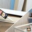 Pattex Montagekleber Super Power wird auf Holzpaneel aufgetragen