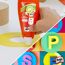 Hand klebt mit Pritt Stift gelbes Papier