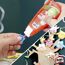 Person klebt Papier mit Pritt Alleskleber.