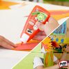 Person klebt mit Pritt Alleskleber.