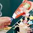 Person klebt mit Pritt Alleskleber Papierstücke auf