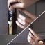 Person klebt etwas mit Pattex Alleskleber.