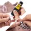 Person klebt Schmuckstein mit Pattex Perfect Pen auf Schuh