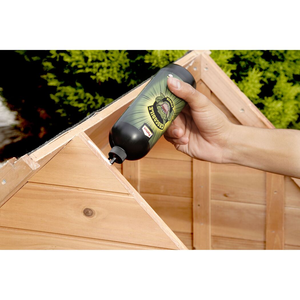 Person verklebt Holz mit Pattex Crocodile Power Elite Holzleim