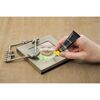 Person klebt einen Fotorahmen mit UHU Max Repair Extreme.