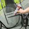 Person klebt einen schwarzen Gartenstuhl mit UHU Poly Max.