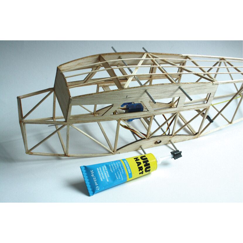 Modellflugzeug-Rumpf aus Holz mit UHU Hart Spezialkleber