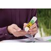 Person klebt Papier mit UHU stic ReNATURE Klebestift