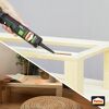 Person baut einen Tisch mit Pattex Montagekleber.