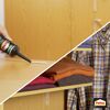 Person trägt Pattex Montagekleber auf ein Holzbrett auf.