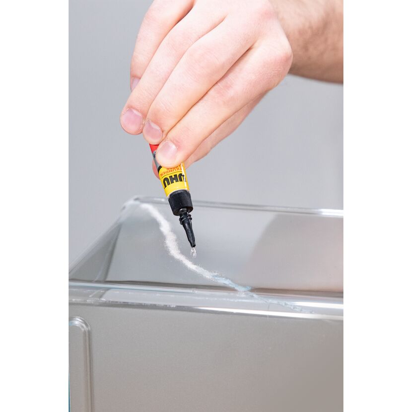 Person klebt Glas mit UHU Sekundenkleber 3D Filler.