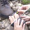 Person klebt Schuh mit Pattex Repair Extreme Power Kleber