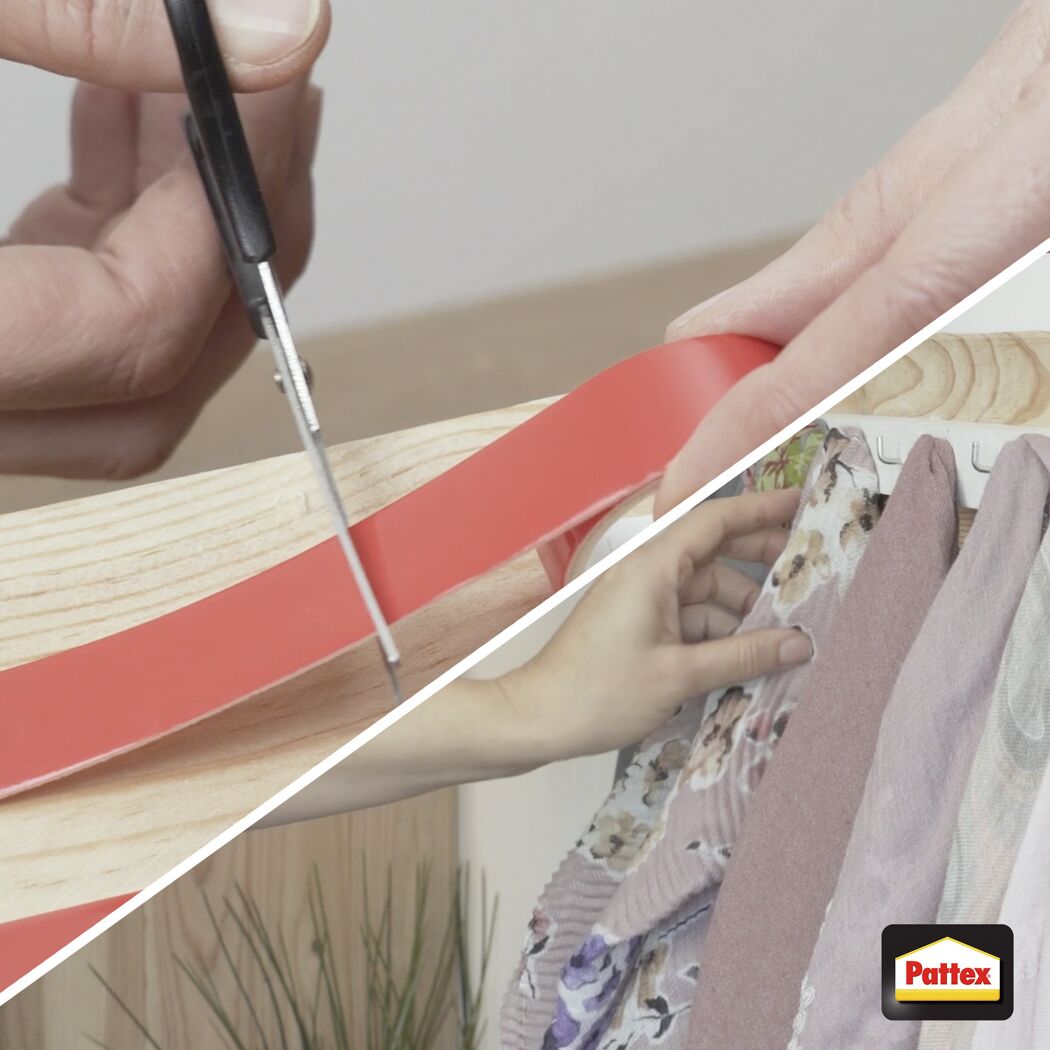 Person schneidet Pattex Klebeband mit Schere zu.