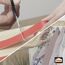 Person schneidet Pattex Klebeband mit Schere zu.